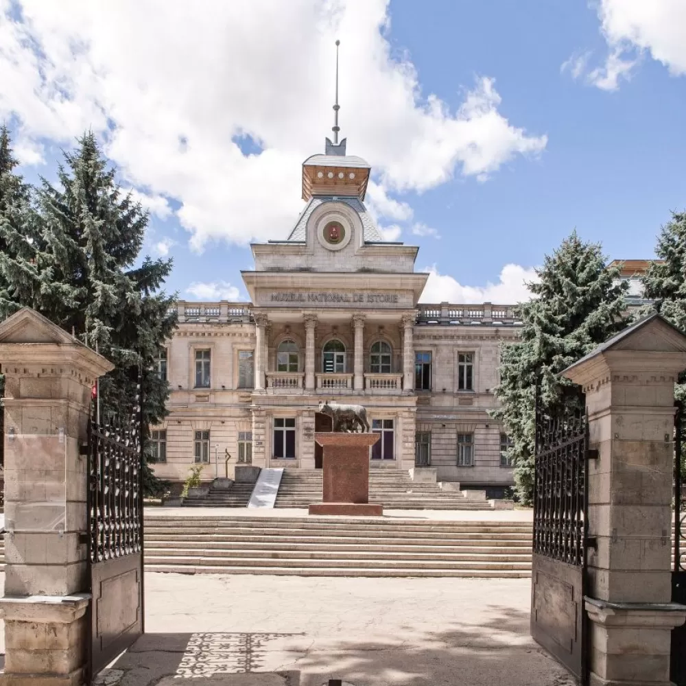 Dragi iubitori de cultură, Vă invităm să descoperiți un...