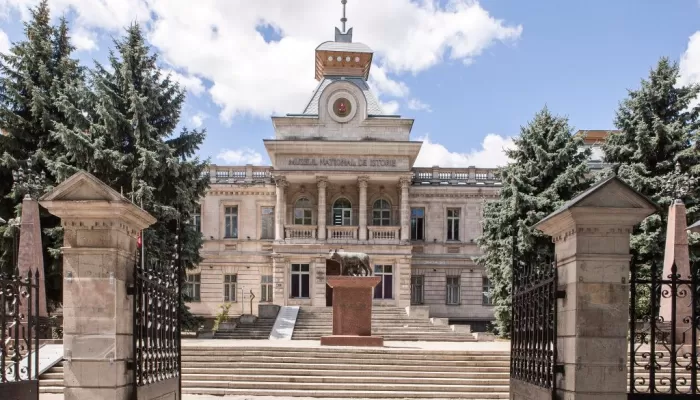 Dragi iubitori de cultură, Vă invităm să descoperiți un...