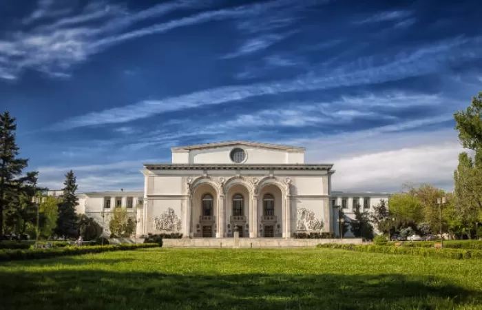 24-Bucharest-Opera-Christmas-Market-