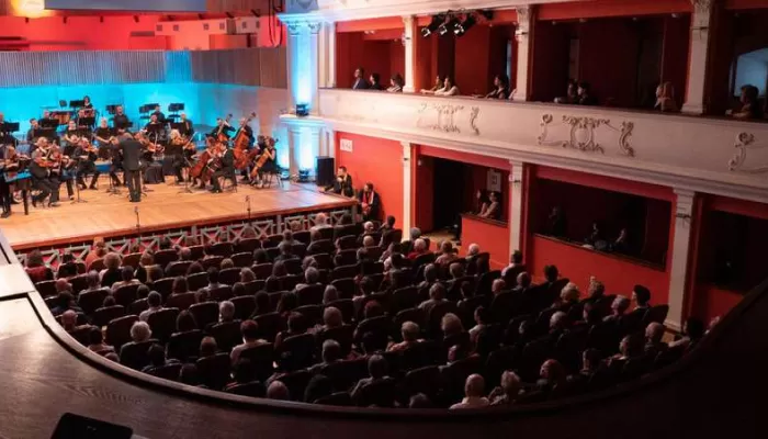 Vă invităm să urcați la bordul unei aventuri culturale...