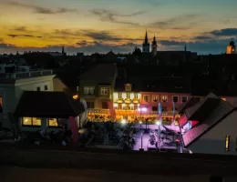 Pătrundeți în universul diversității culturale, unde notele muzicale, culorile...