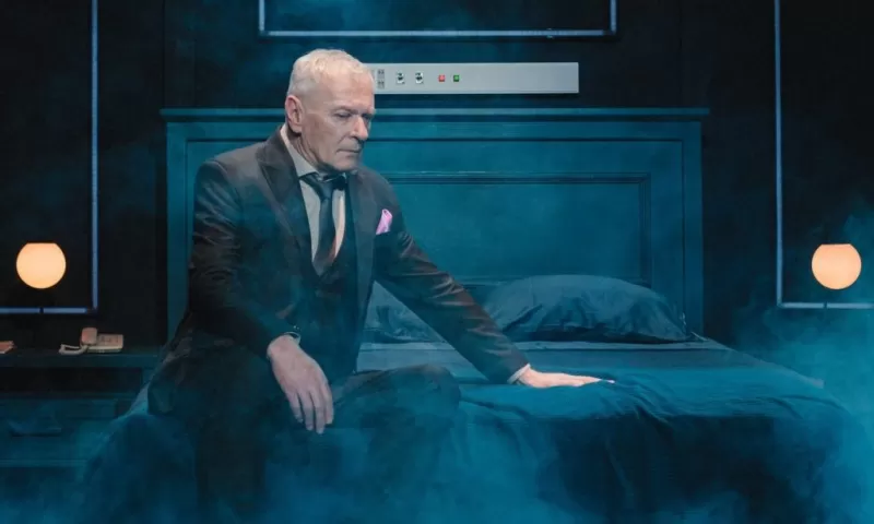 Lungul drum al zilei către noapte -1